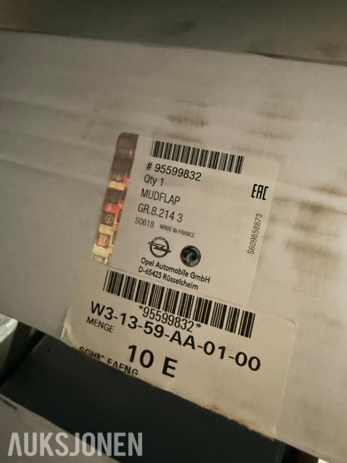 Stort parti GM Opel karosserideler, skvettlapper og diverse reservedeler